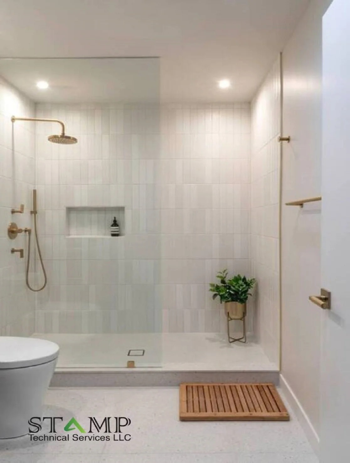 Light shower with niche, towels and skylight
